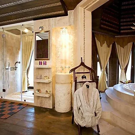 Royal Castle Design & فندق